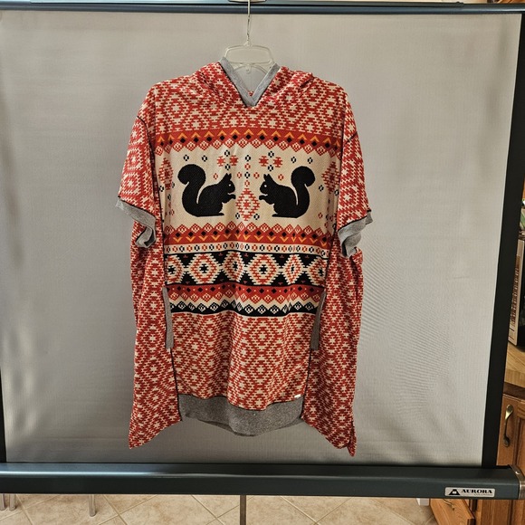 Holiday Christmas Squirrel‎ Hoodie Kensie Sweater Poncho Small/Medium - Picture 1 of 10